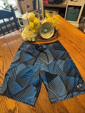 Like new Oakley Fathom Geometric Striped Board Shorts - Size 33